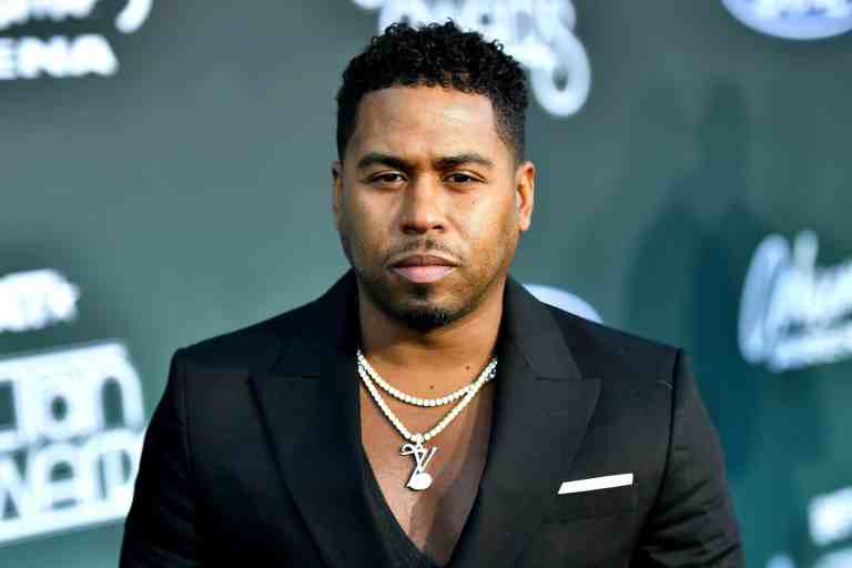 Bobby Valentino was filmed in an Atlanta strip club placing dollar bills atop dancers' heads instead of making it rain cash.