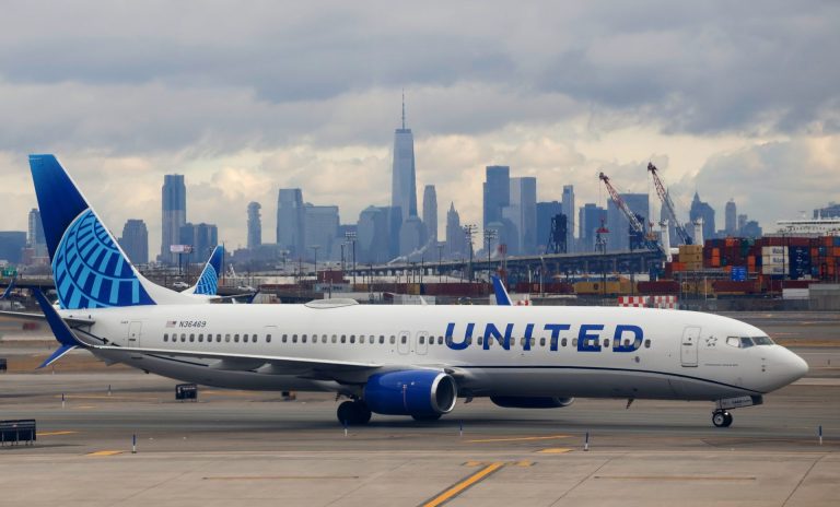 parents-lawsuit-united-airlines-daughters-suffers-burns-hot-foods-flight